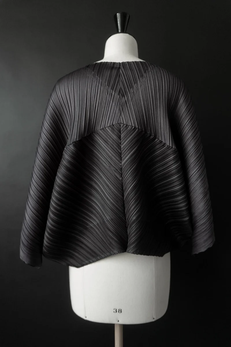 Vintage Pleats Please Issey Miyake – Architektonisches Plissee-Top in Anthrazit, S–XL