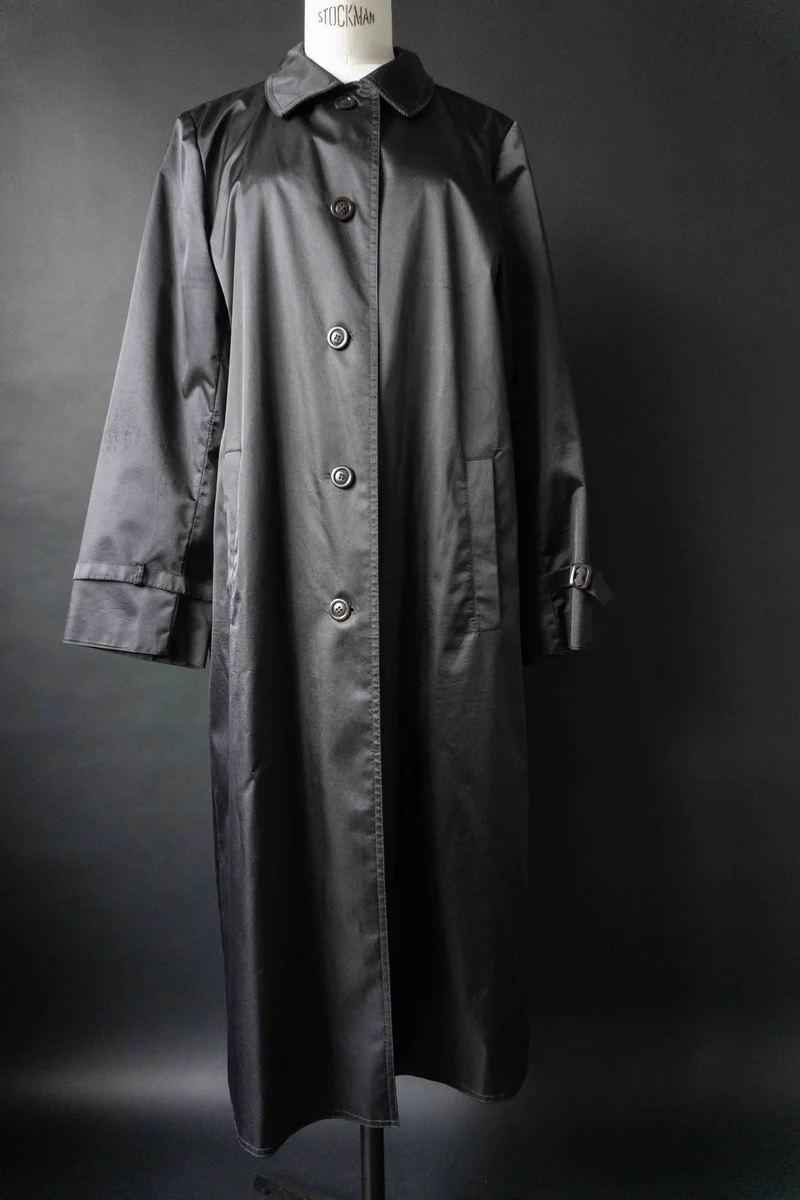 Vintage 50s schwarzer Mantel – cleaner Shiny Trenchcoat, S–M
