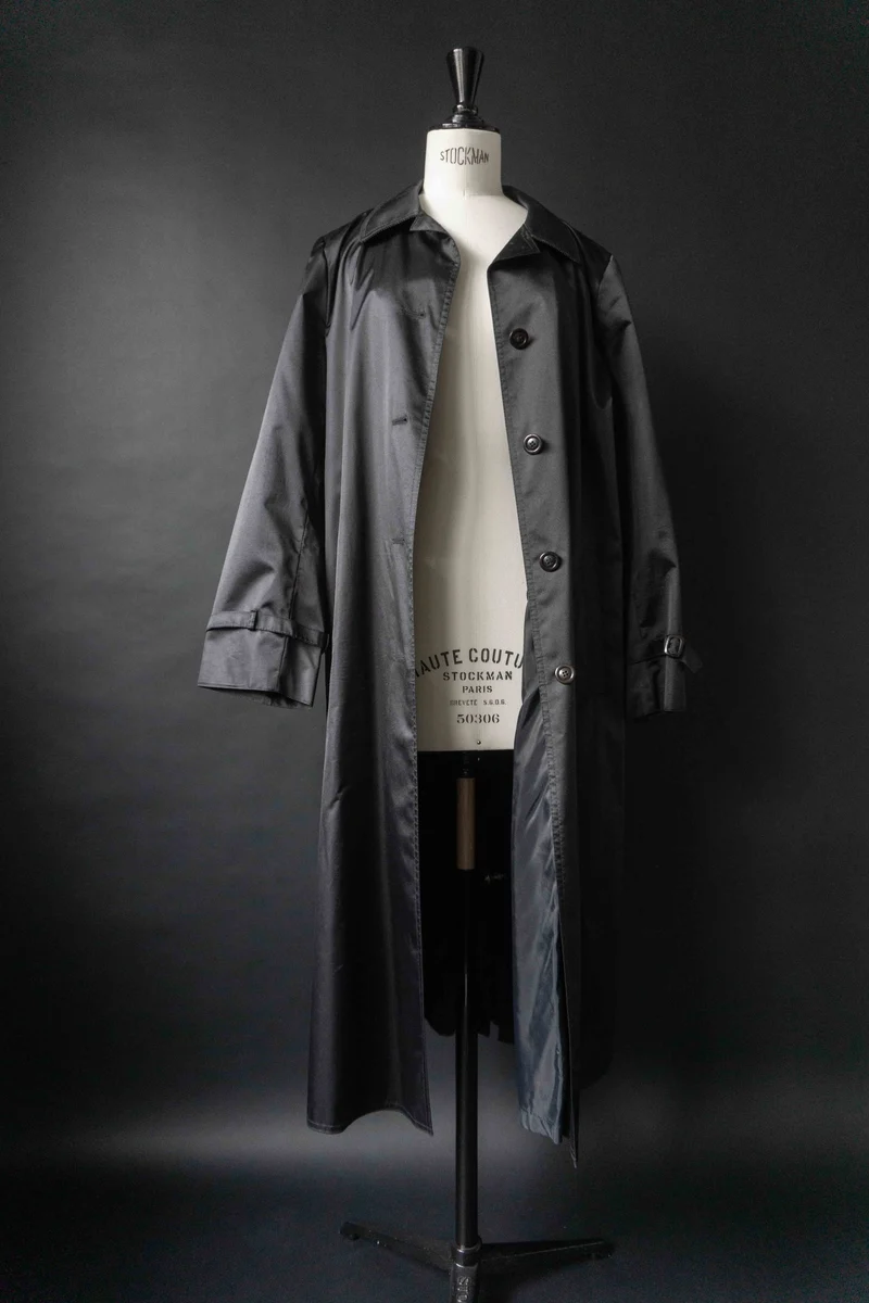 Vintage 50s schwarzer Mantel – cleaner Shiny Trenchcoat, S–M