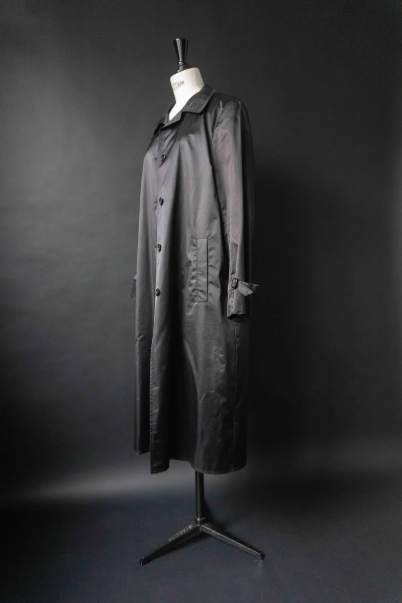 Vintage 50s schwarzer Mantel – cleaner Shiny Trenchcoat, S–M