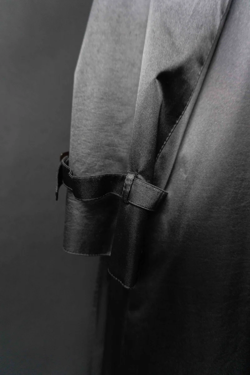 Vintage 50s schwarzer Mantel – cleaner Shiny Trenchcoat, S–M