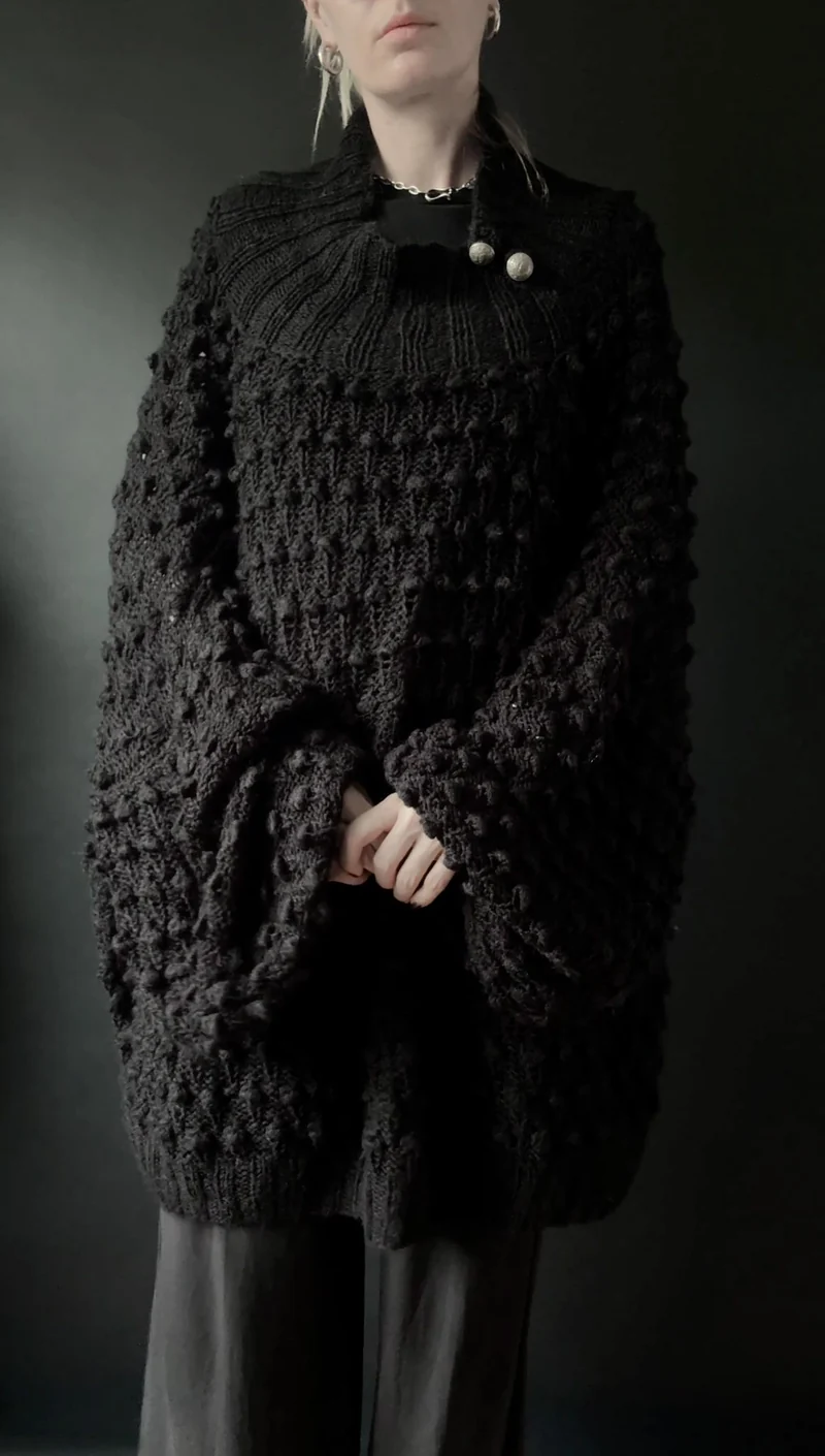 Handgestrickter Oversized Pullover mit Noppenstruktur in Schwarz, M–XXXL