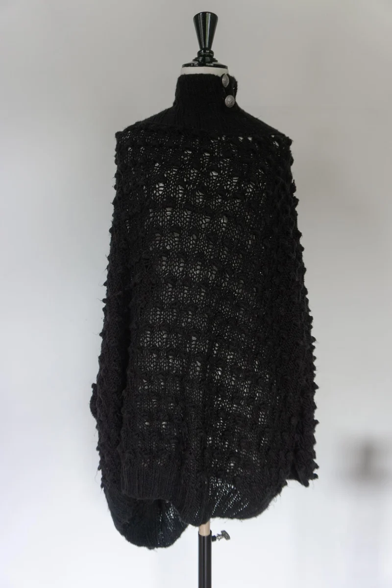Handgestrickter Oversized Pullover mit Noppenstruktur in Schwarz, M–XXXL