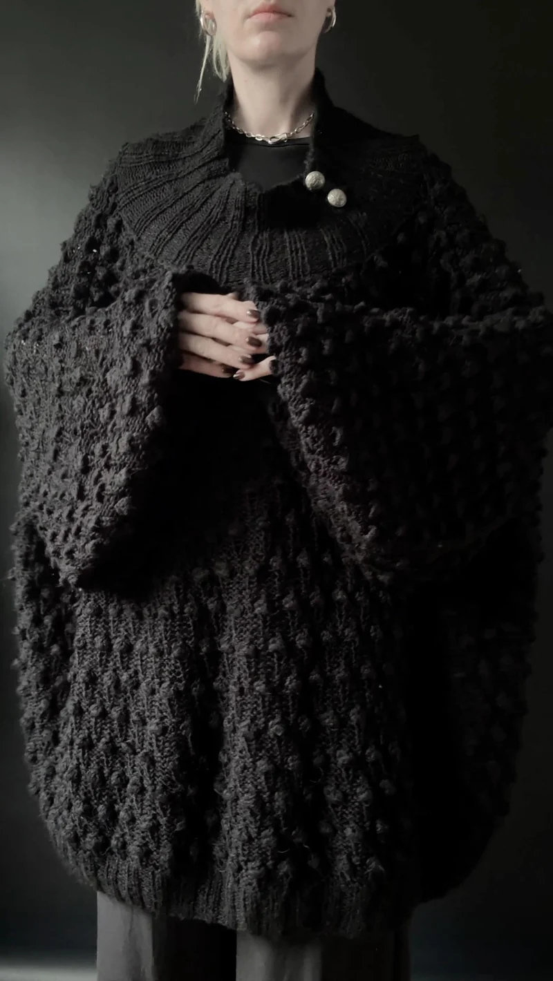 Handgestrickter Oversized Pullover mit Noppenstruktur in Schwarz, M–XXXL