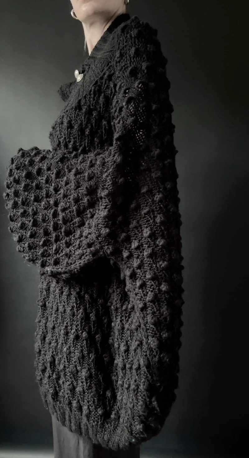 Handgestrickter Oversized Pullover mit Noppenstruktur in Schwarz, M–XXXL