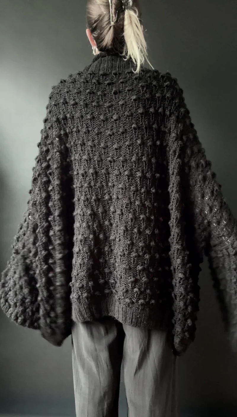 Handgestrickter Oversized Pullover mit Noppenstruktur in Schwarz, M–XXXL