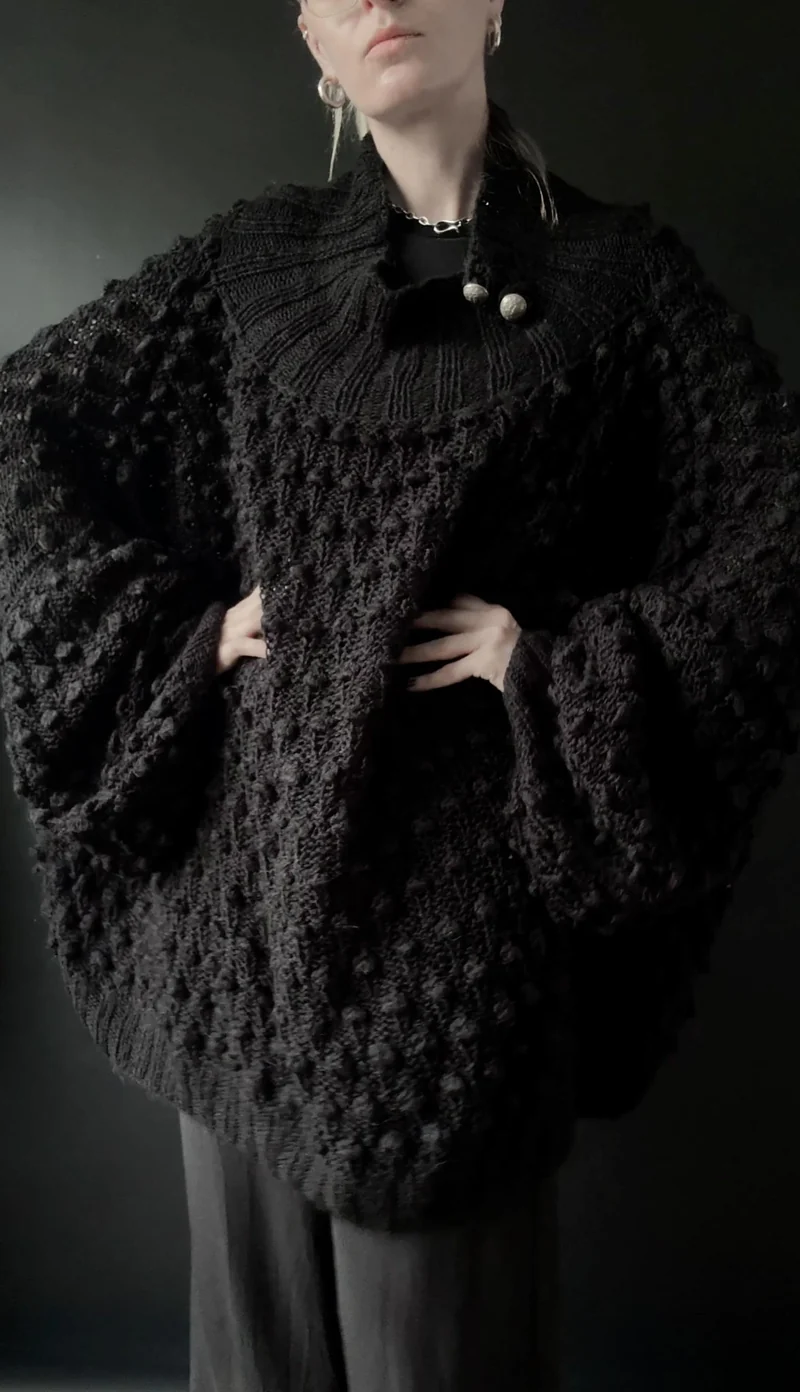 Handgestrickter Oversized Pullover mit Noppenstruktur in Schwarz, M–XXXL