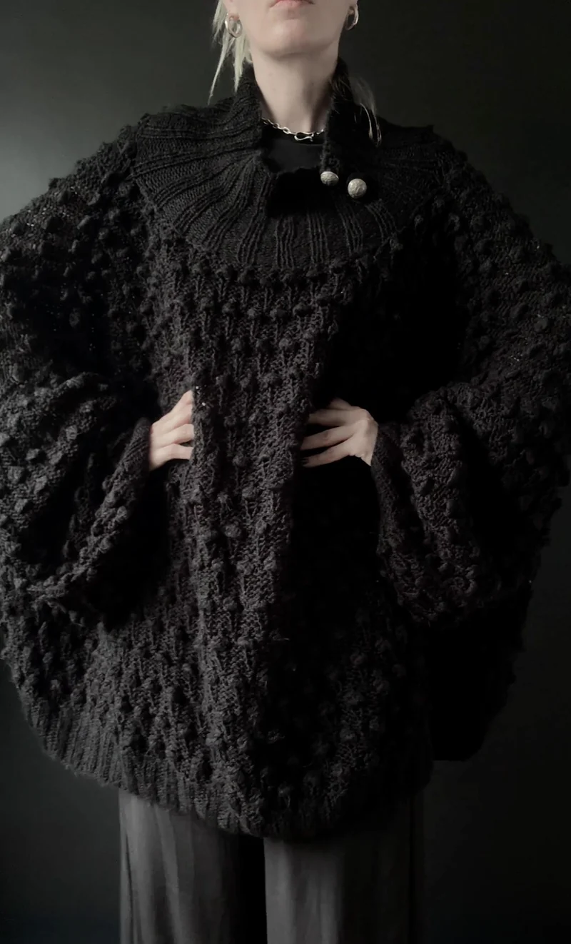 Handgestrickter Oversized Pullover mit Noppenstruktur in Schwarz, M–XXXL