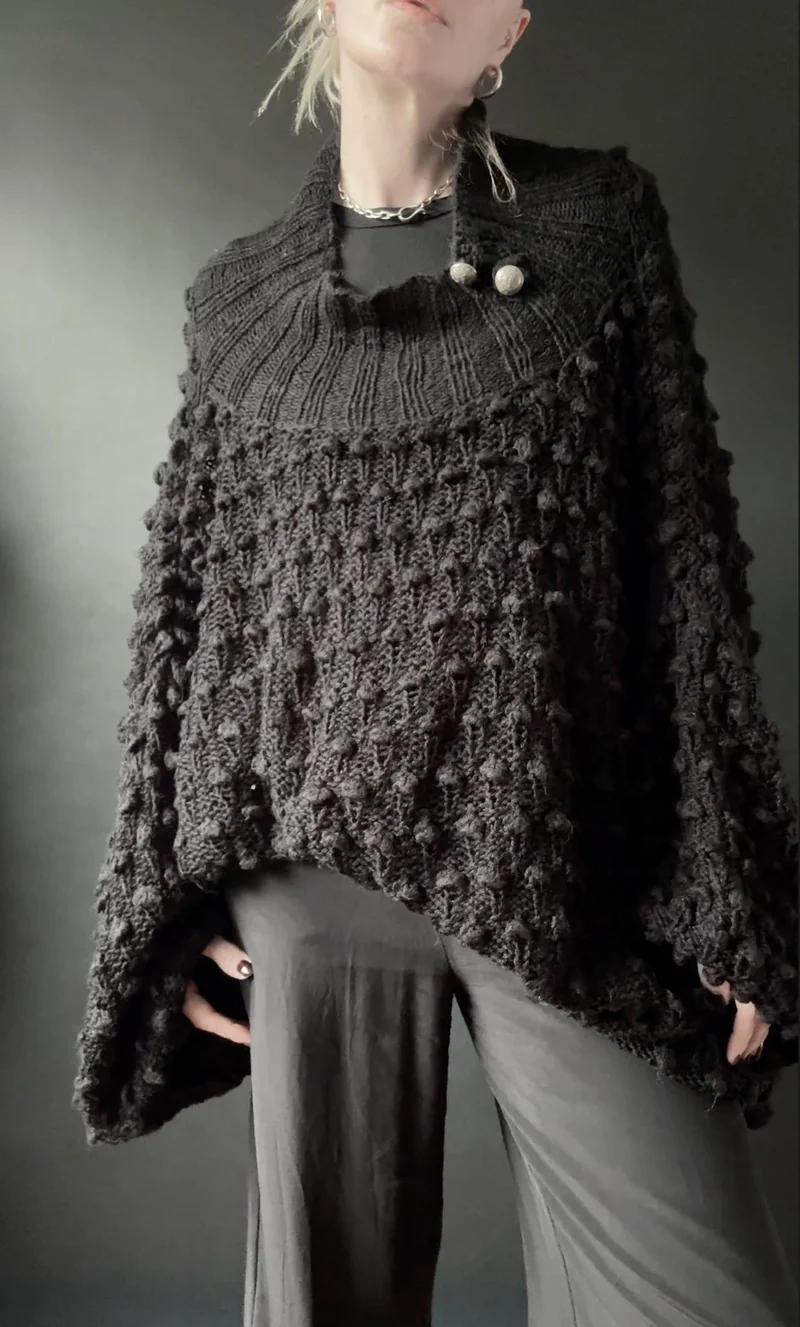 Handgestrickter Oversized Pullover mit Noppenstruktur in Schwarz, M–XXXL