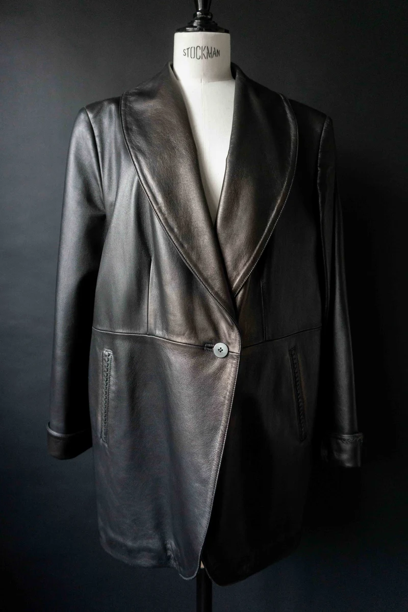 Schwarzer Leder Kurzmantel Vintage – Minimalistischer Lederblazer mit leichtem Metallic-Finish, M–L