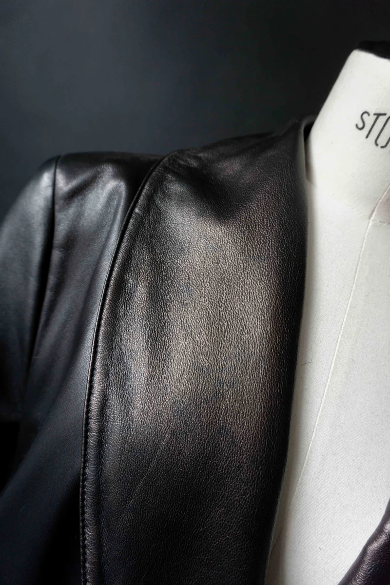 Schwarzer Leder Kurzmantel Vintage – Minimalistischer Lederblazer mit leichtem Metallic-Finish, M–L