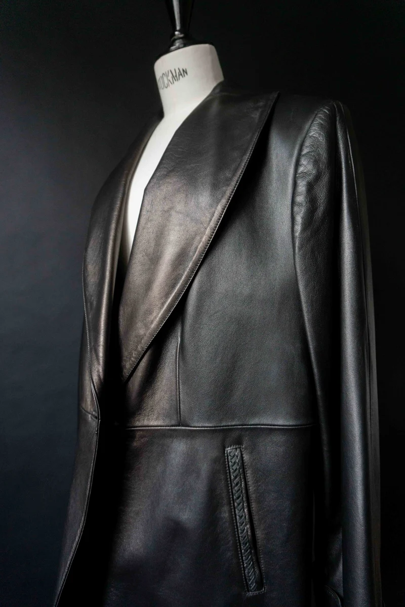 Schwarzer Leder Kurzmantel Vintage – Minimalistischer Lederblazer mit leichtem Metallic-Finish, M–L