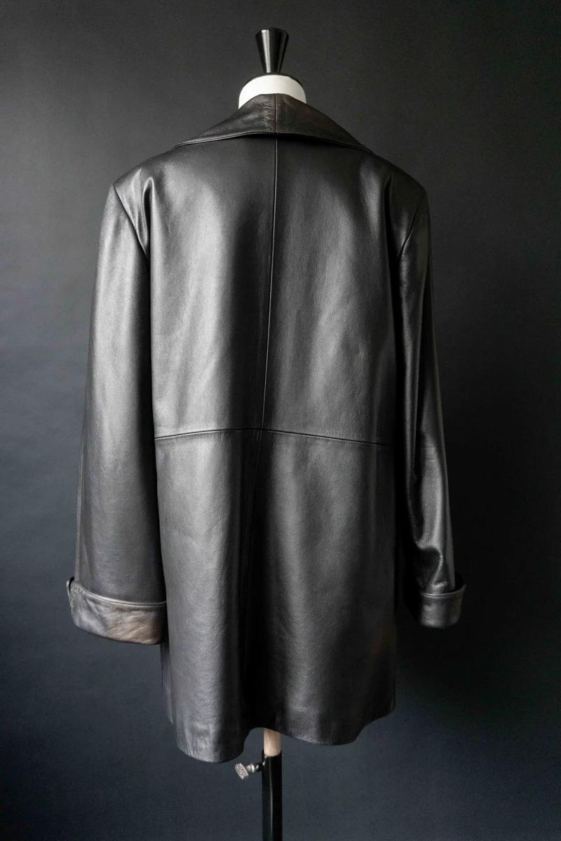 Schwarzer Leder Kurzmantel Vintage – Minimalistischer Lederblazer mit leichtem Metallic-Finish, M–L