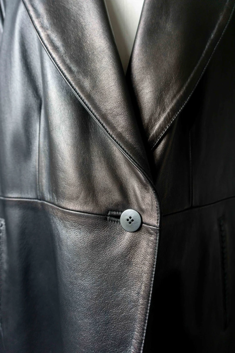 Schwarzer Leder Kurzmantel Vintage – Minimalistischer Lederblazer mit leichtem Metallic-Finish, M–L
