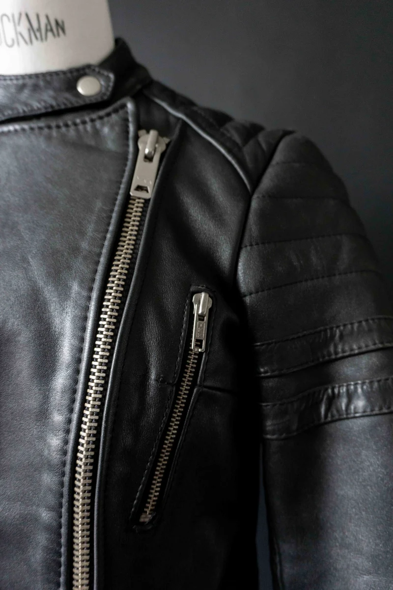 Schwarze Leder Bikerjacke Vintage 80er – strukturierte Slim Fit Leather Jacket Damen