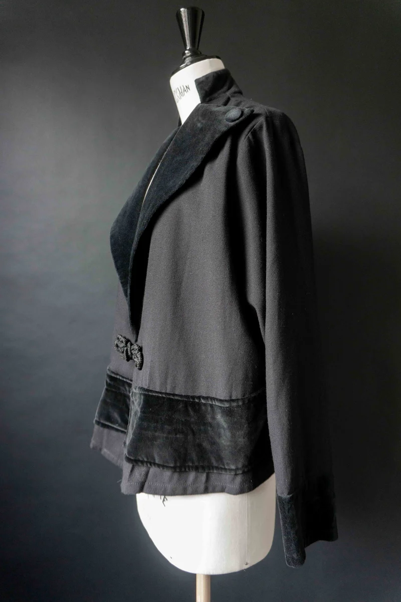 Schwarze Vintage Jacke mit Samt & Mandarin-Verschluss – Oversize Statement Piece, M–XL