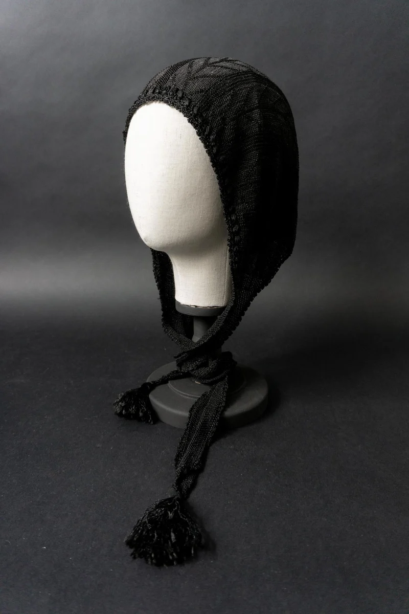 Antike schwarze Strickhaube mit langen Bindebändern