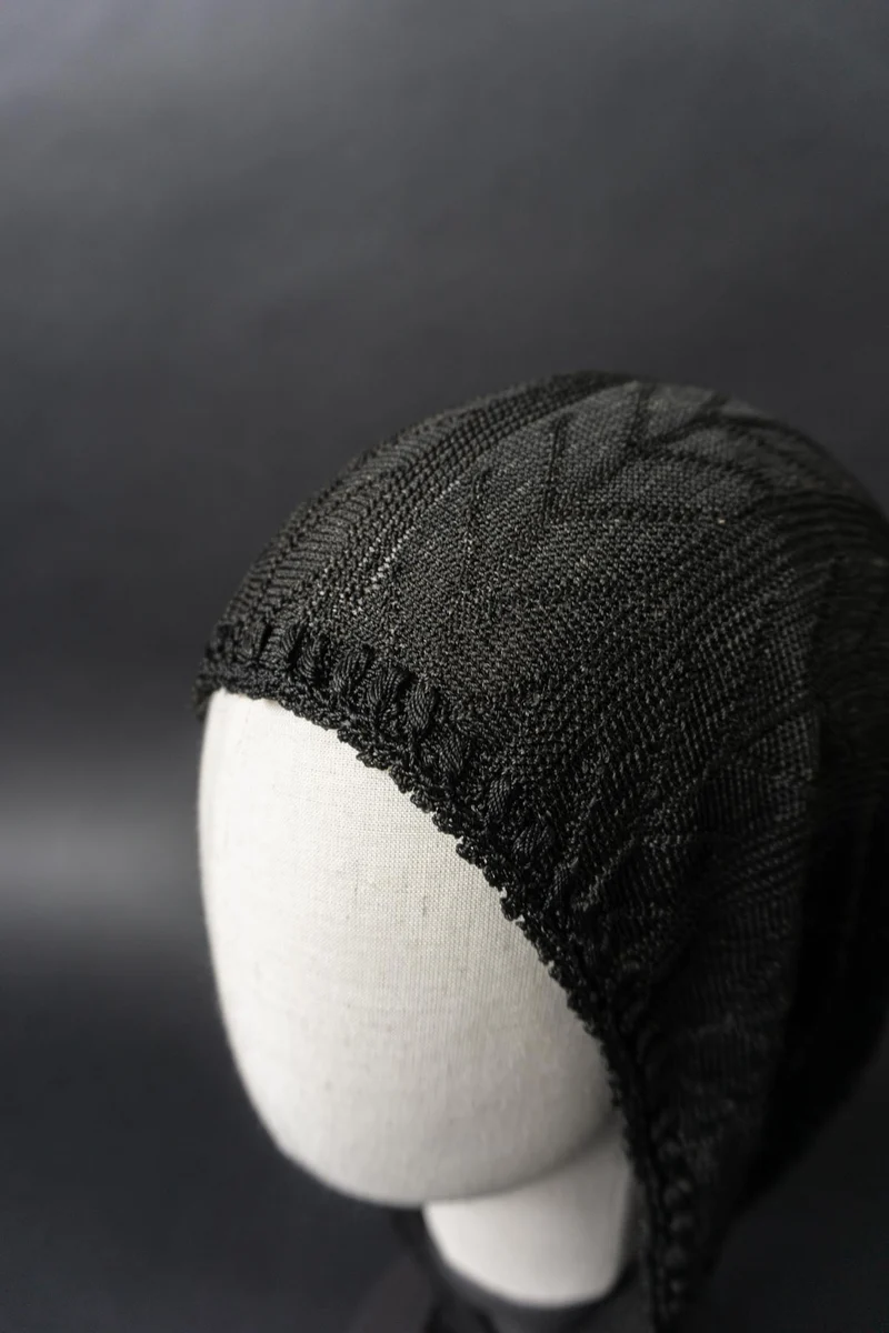 Antike schwarze Strickhaube mit langen Bindebändern