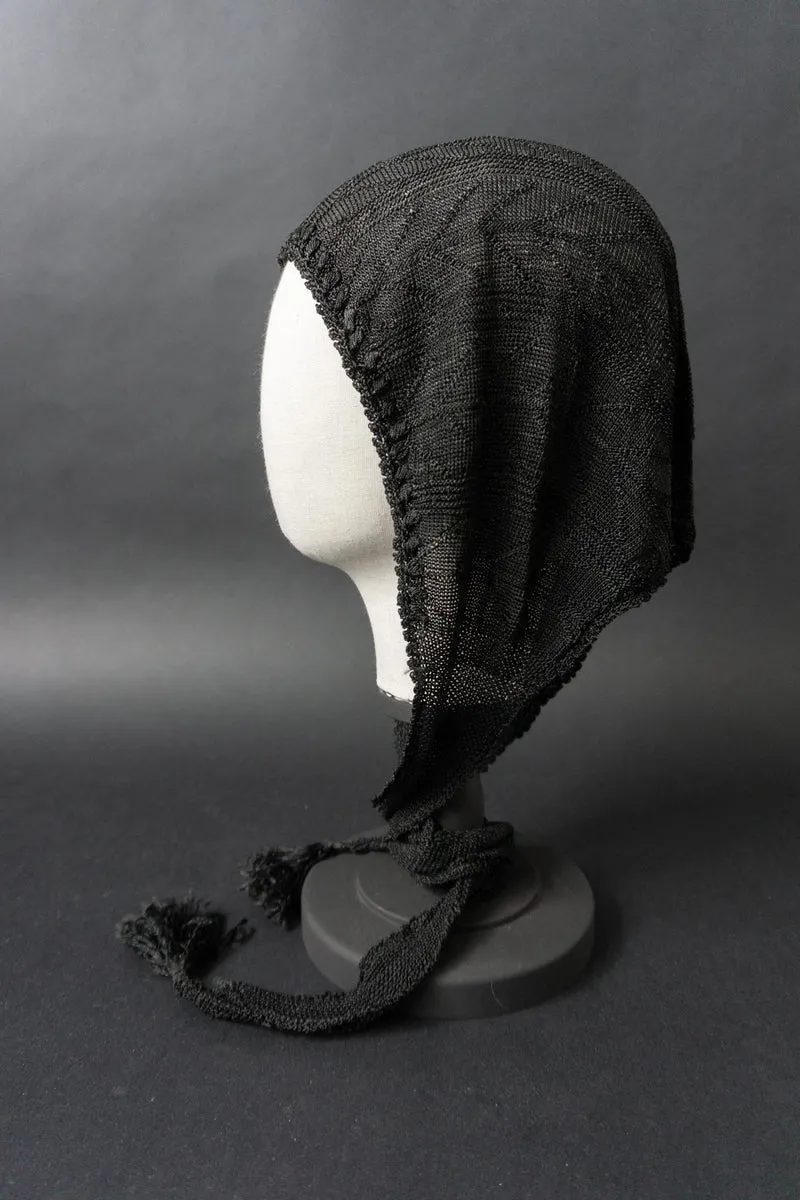 Antike schwarze Strickhaube mit langen Bindebändern