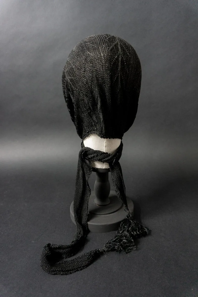 Antike schwarze Strickhaube mit langen Bindebändern