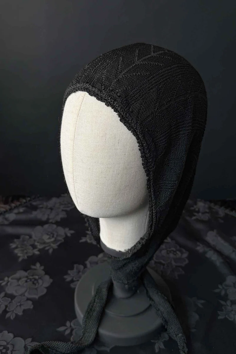 Antike schwarze Strickhaube mit langen Bindebändern