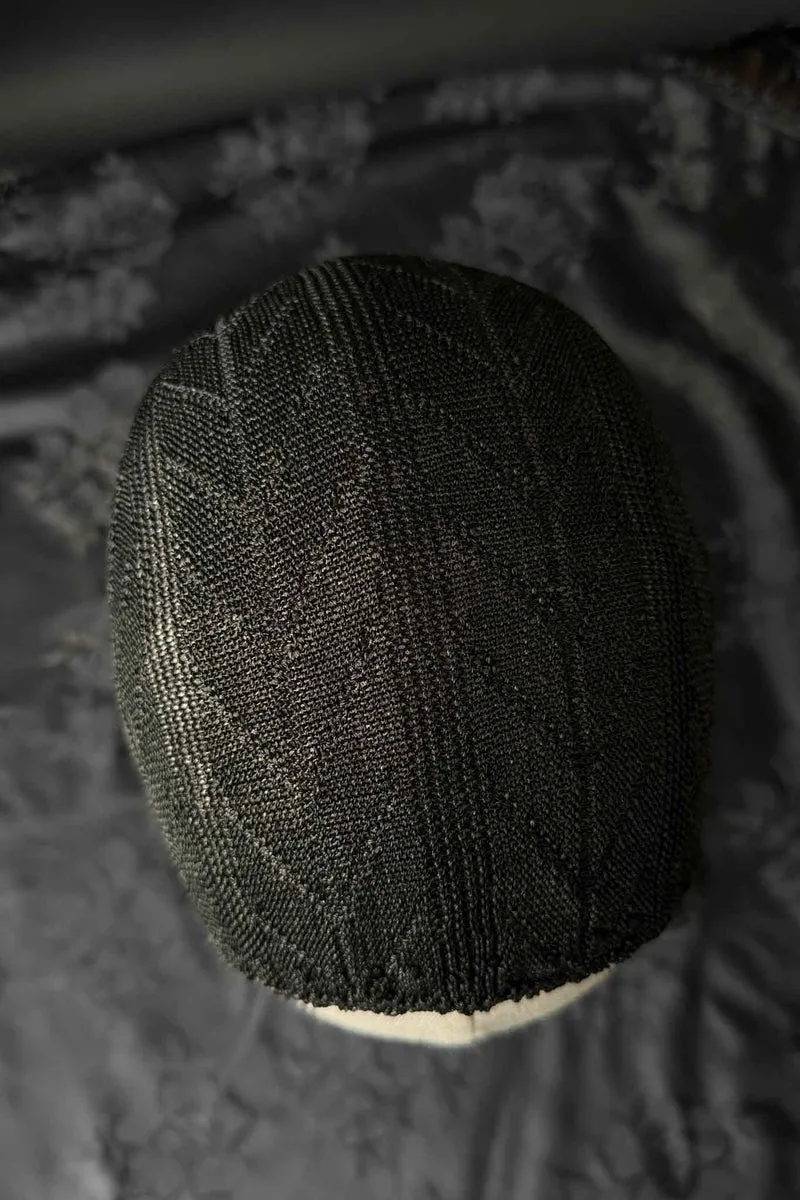 Antike schwarze Strickhaube mit langen Bindebändern