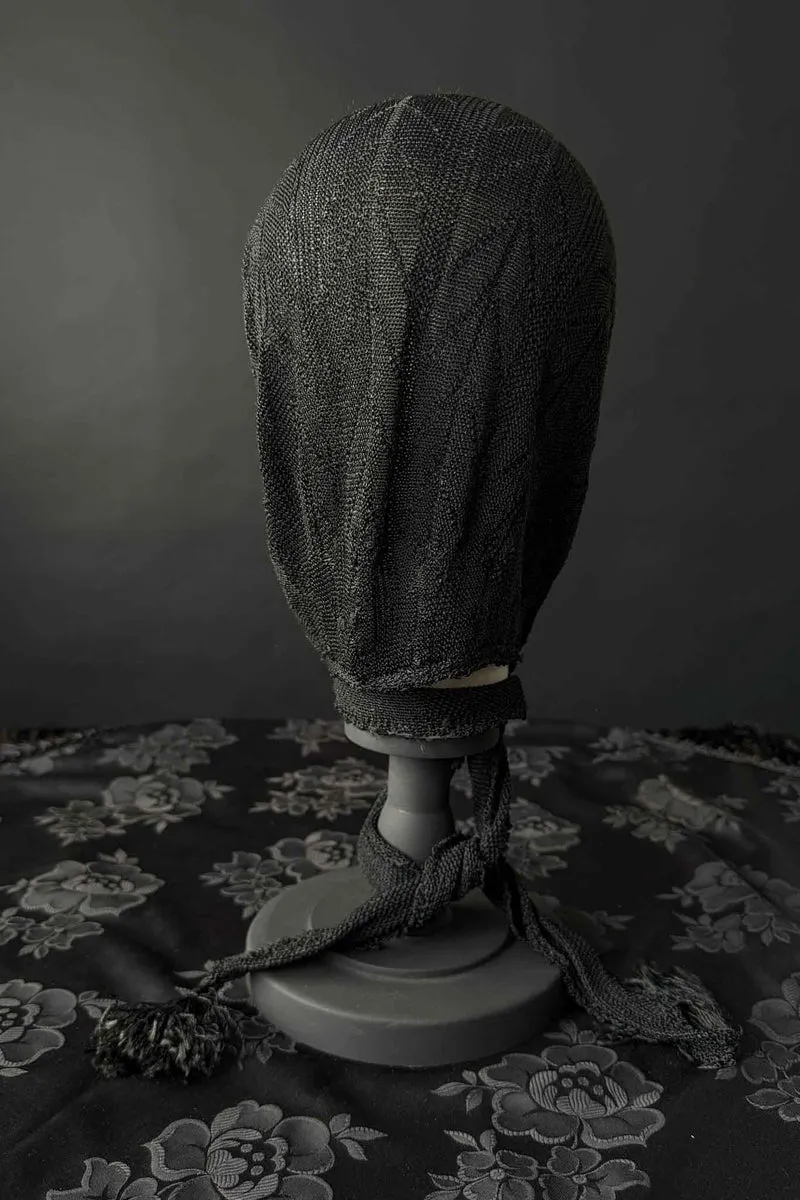 Antike schwarze Strickhaube mit langen Bindebändern