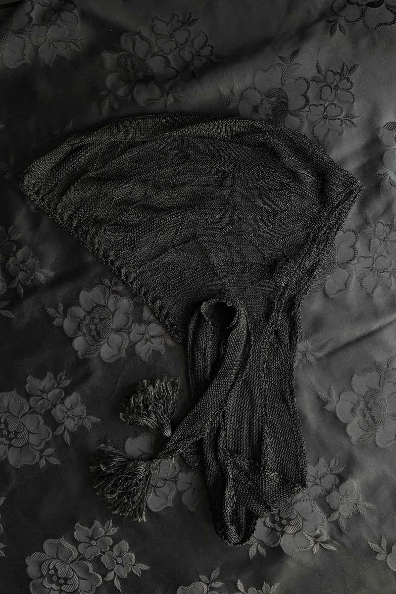 Antike schwarze Strickhaube mit langen Bindebändern