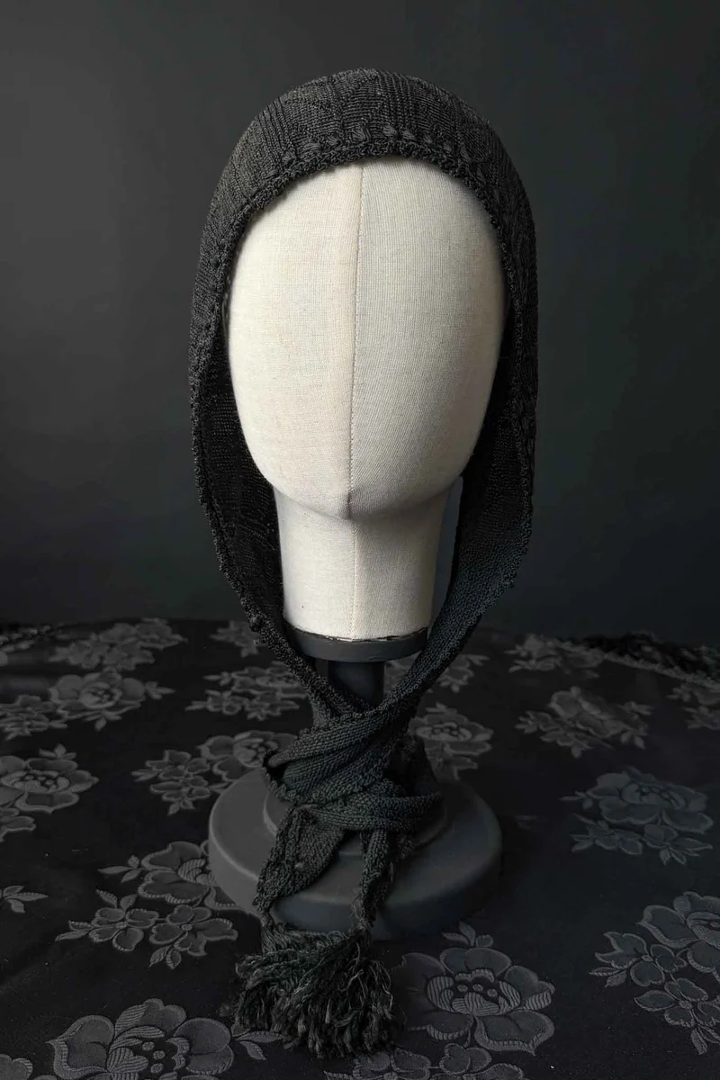 Antike schwarze Strickhaube mit langen Bindebändern
