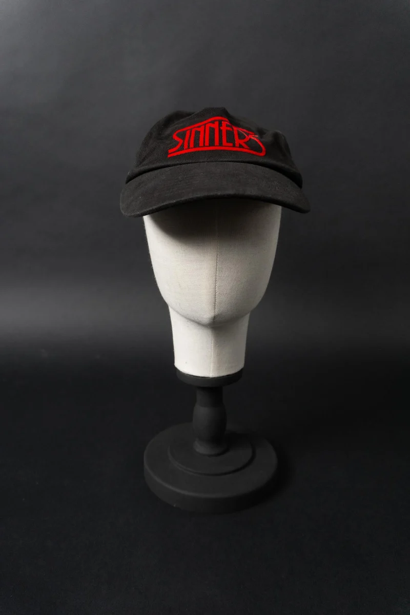 Vintage “Sinners” Baseball Cap – schwarze Baumwoll-Cap mit rotem Statement-Logo