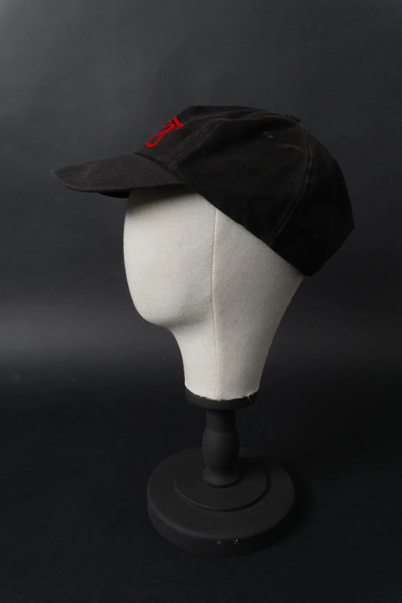 Vintage “Sinners” Baseball Cap – schwarze Baumwoll-Cap mit rotem Statement-Logo