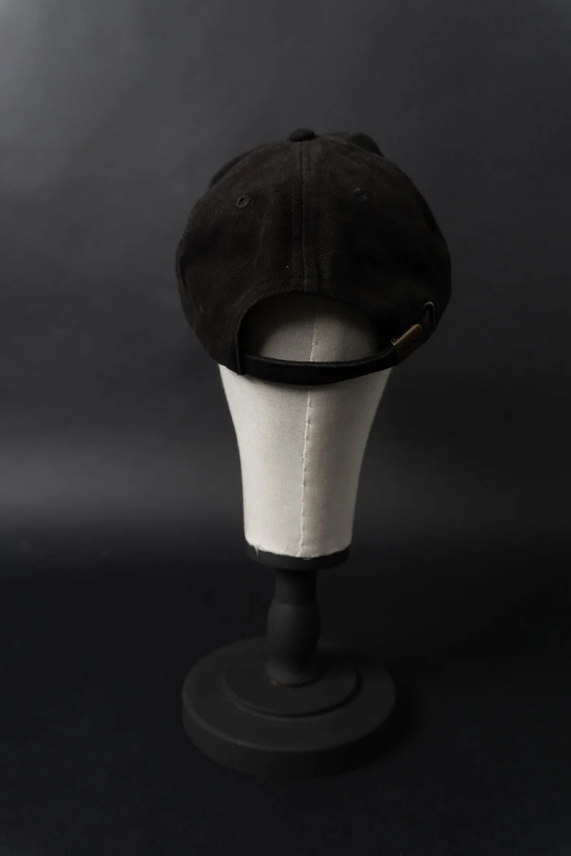 Vintage “Sinners” Baseball Cap – schwarze Baumwoll-Cap mit rotem Statement-Logo