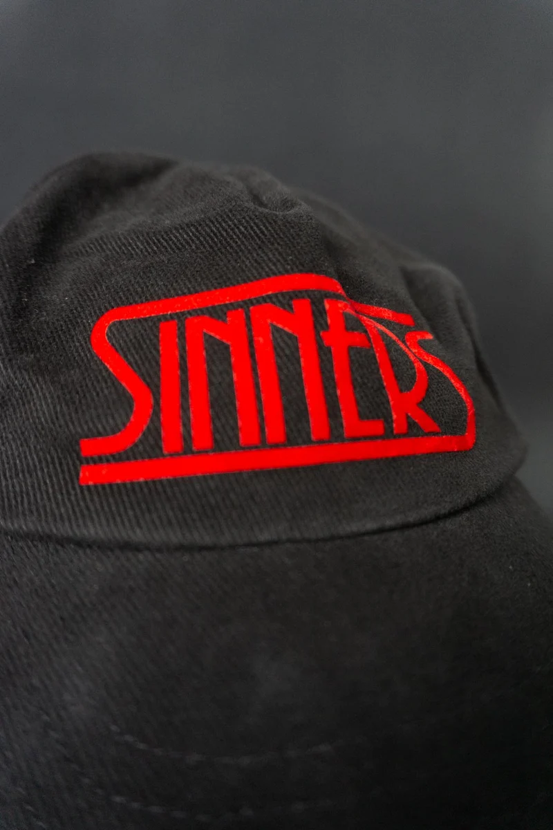 Vintage “Sinners” Baseball Cap – schwarze Baumwoll-Cap mit rotem Statement-Logo