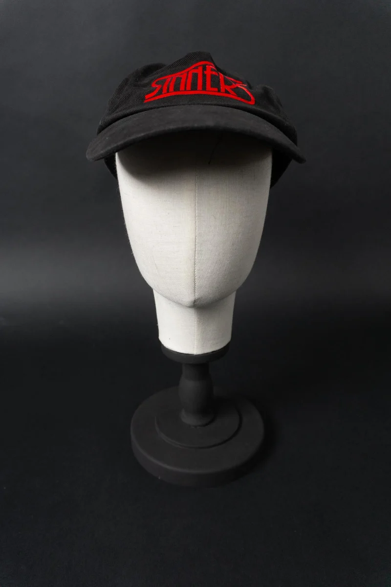 Vintage “Sinners” Baseball Cap – schwarze Baumwoll-Cap mit rotem Statement-Logo