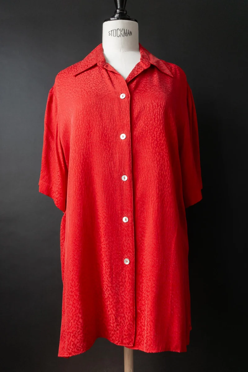 Vintage Cupro-Bluse in Blutrot mit Ton-in-Ton Animal Print | Late 80s, S–M