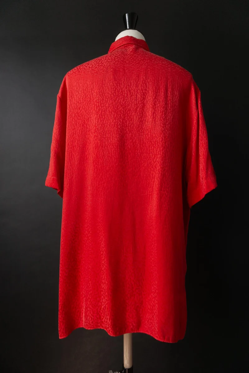 Vintage Cupro-Bluse in Blutrot mit Ton-in-Ton Animal Print | Late 80s, S–M