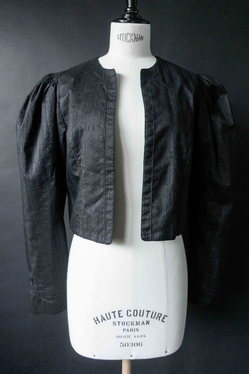 70s Vintage Cropped Blazer aus Wildseide – Gothic Silhouette, S–M