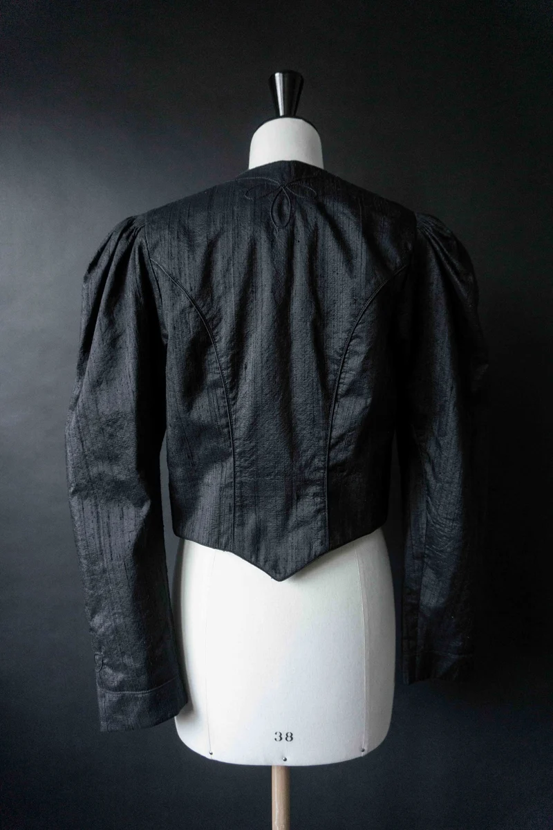70s Vintage Cropped Blazer aus Wildseide – Gothic Silhouette, S–M