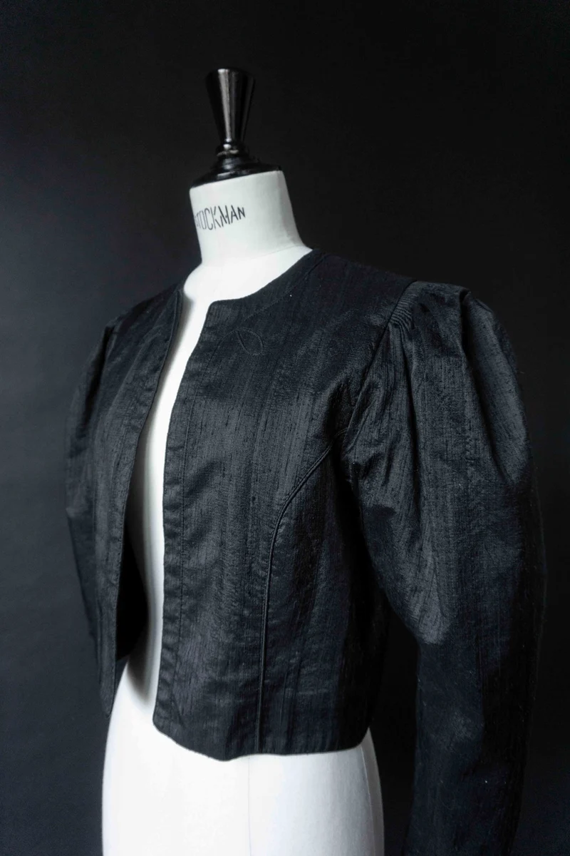 70s Vintage Cropped Blazer aus Wildseide – Gothic Silhouette, S–M