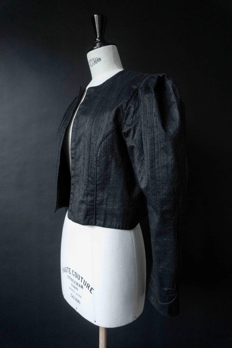 70s Vintage Cropped Blazer aus Wildseide – Gothic Silhouette, S–M