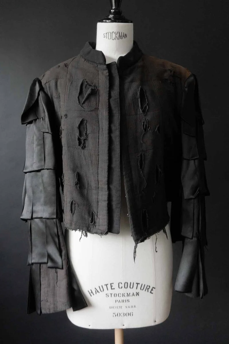 Avantgarde Vintage Jacke Schwarz – dekonstruiertes Unikat mit Cut-Out-Details, XS–M