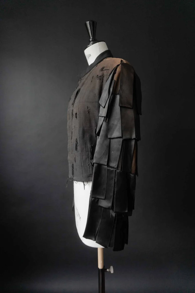 Avantgarde Vintage Jacke Schwarz – dekonstruiertes Unikat mit Cut-Out-Details, XS–M