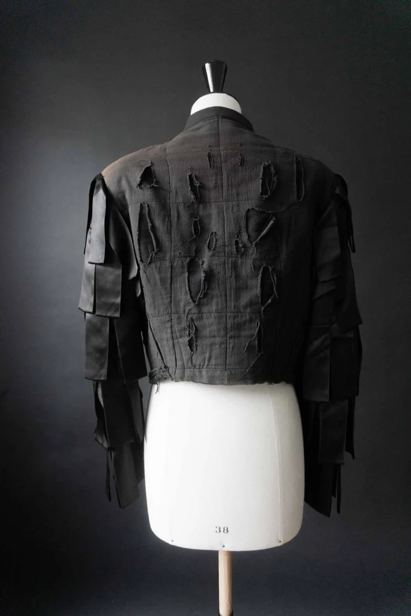 Avantgarde Vintage Jacke Schwarz – dekonstruiertes Unikat mit Cut-Out-Details, XS–M