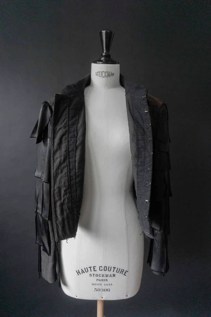 Avantgarde Vintage Jacke Schwarz – dekonstruiertes Unikat mit Cut-Out-Details, XS–M