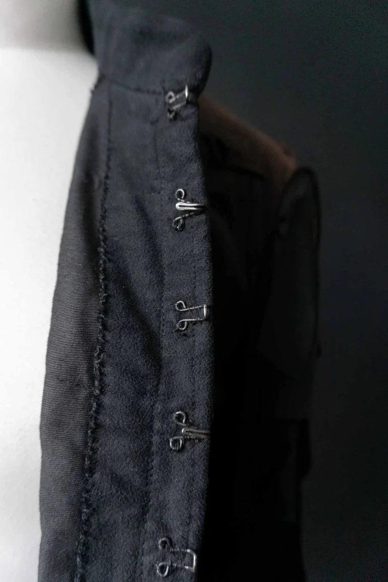Avantgarde Vintage Jacke Schwarz – dekonstruiertes Unikat mit Cut-Out-Details, XS–M