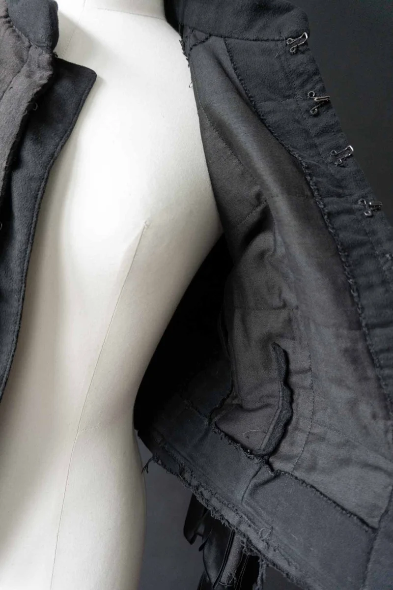 Avantgarde Vintage Jacke Schwarz – dekonstruiertes Unikat mit Cut-Out-Details, XS–M
