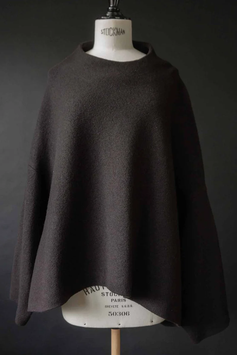 Oversized Cape aus gewalkter Wolle – Batwing Silhouette, One Size