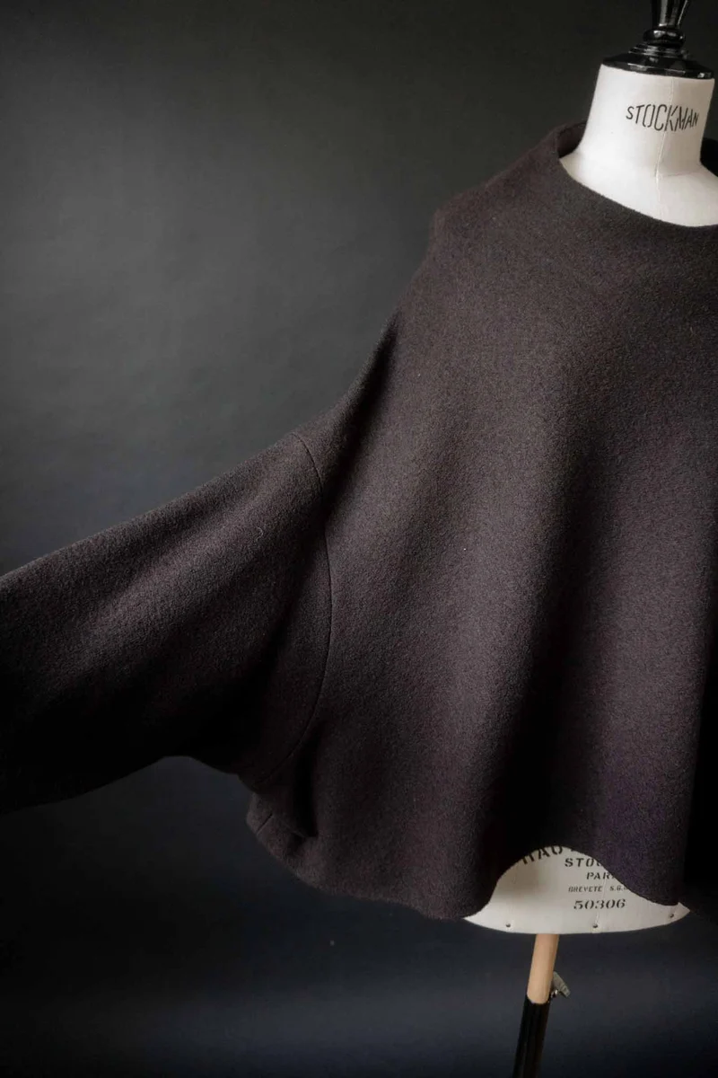 Oversized Cape aus gewalkter Wolle – Batwing Silhouette, One Size