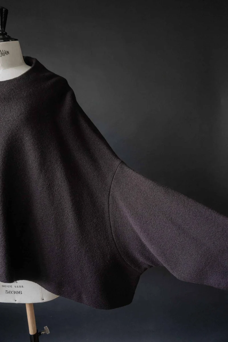 Oversized Cape aus gewalkter Wolle – Batwing Silhouette, One Size