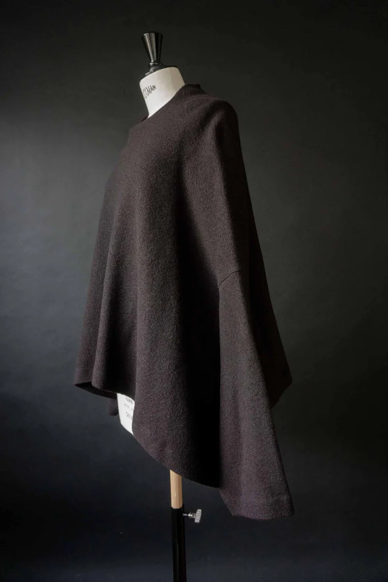 Oversized Cape aus gewalkter Wolle – Batwing Silhouette, One Size